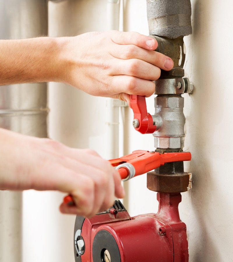 Como identificar problemas em colunas de água de prédios em Almada